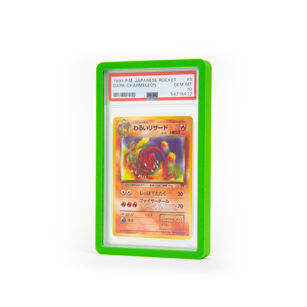 Carte Pokémon PSA dans un bumper Anzena vert